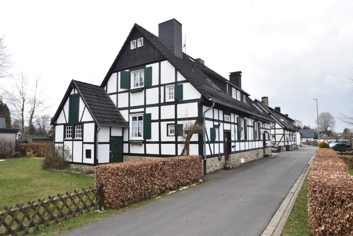 Immobilienangebot - Monschau-Kalterherberg - Wohnen - Historisches Fachwerkhaus mit herrlichem Weitblick und großem Grundstück mit Garage in ruhiger Lage