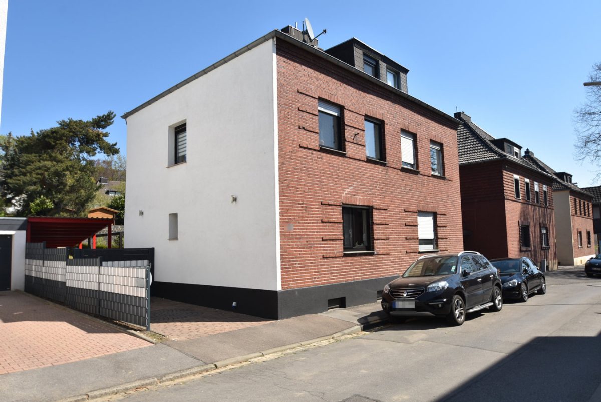 Immobilienangebot - Eschweiler - Wohnen - Sanierte Doppelhaushälfte mit tollem Garten in gefragter Lage