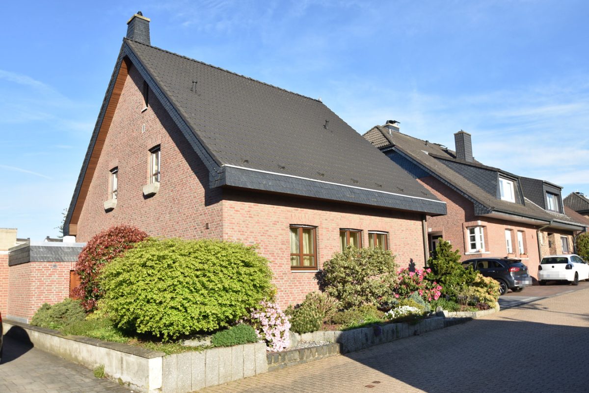 Immobilienangebot - Aachen - Wohnen - Freistehendes Einfamilienhaus mit Garage und pflegeleichtem Grundstück in bevorzugter Lage
