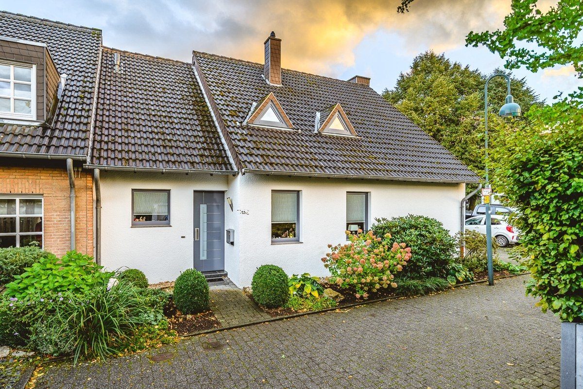 Immobilienangebot - Aachen - Wohnen - Stilvolles Einfamilienhaus zzgl. ca. 65 m² Bürofläche in  ruhiger Wohnlage Aachen-Richterich