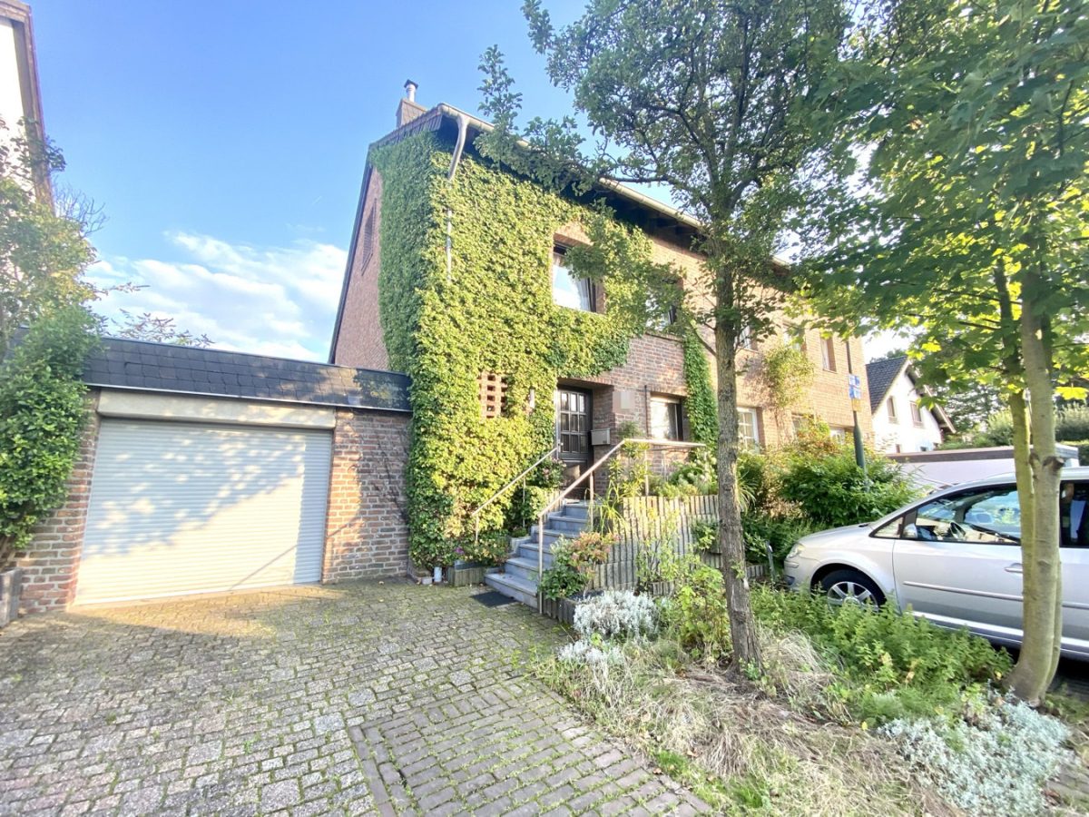 Immobilienangebot - Aachen - Wohnen - Ausbaureserve inklusive!
Einfamilienhaus samt Garage in begehrter Wohnlage von Richterich