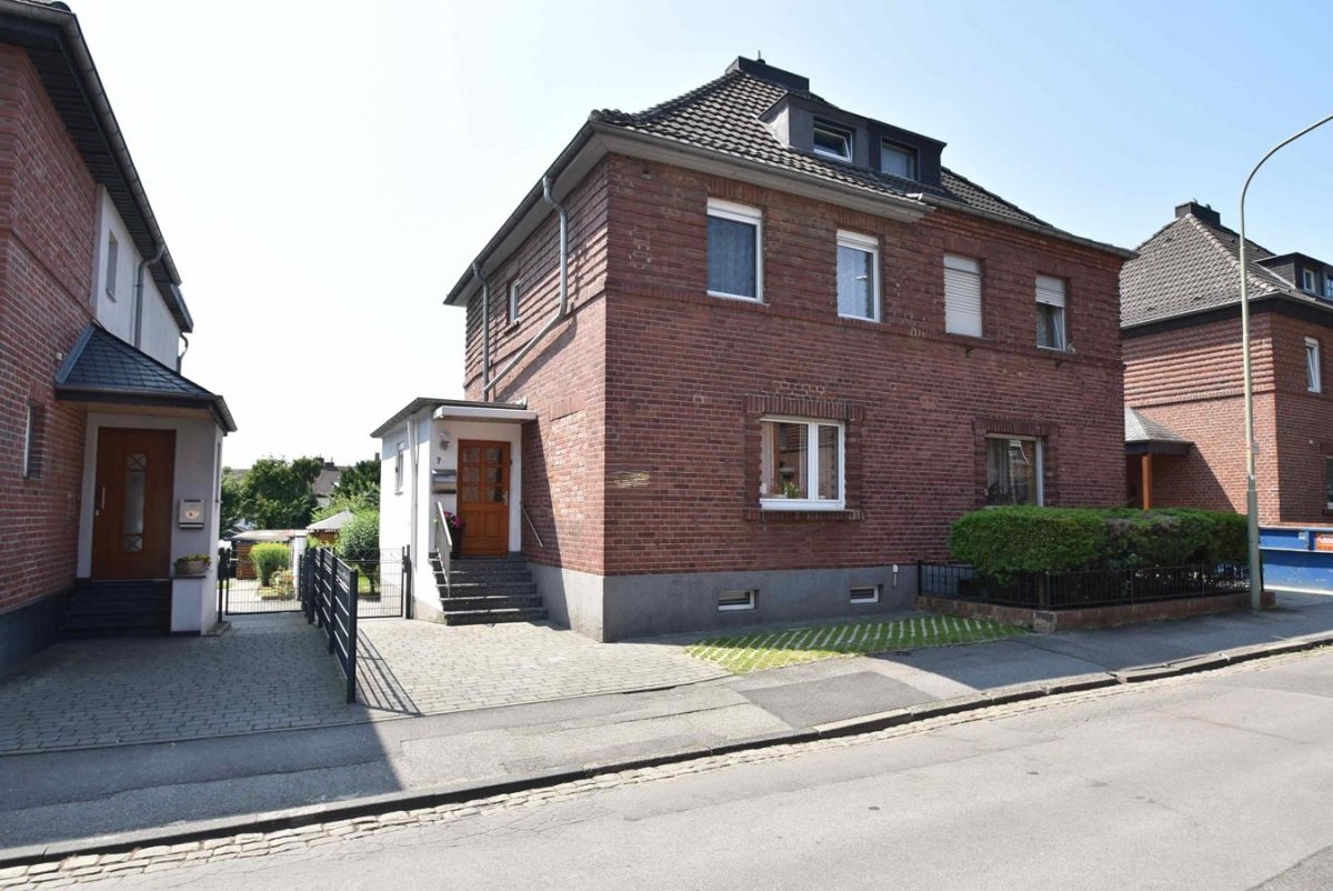 Immobilienangebot - Eschweiler - Wohnen - Sanierte Doppelhaushälfte mit tollem Südgarten in gefragter Lage