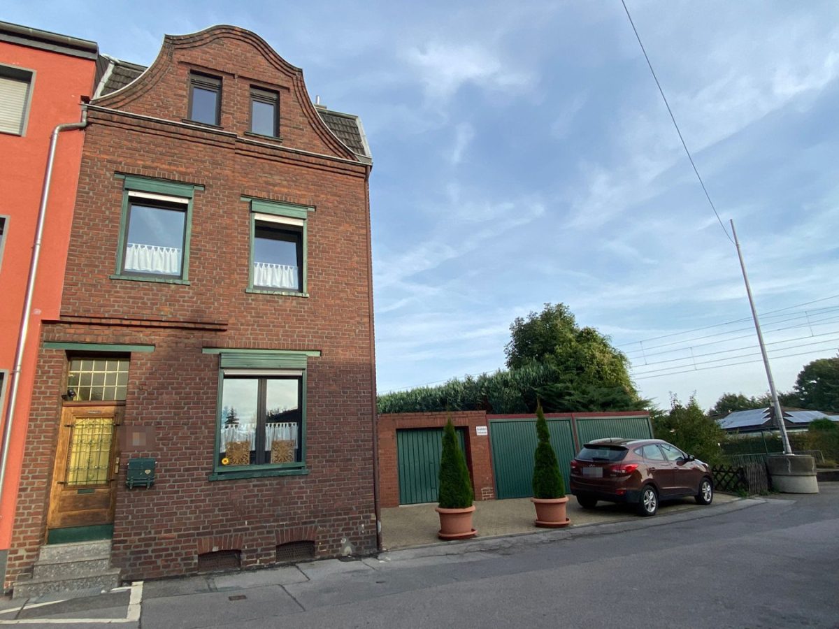 Immobilienangebot - Eschweiler - Wohnen - Großzügiges Einfamilienhaus mit drei Garagen