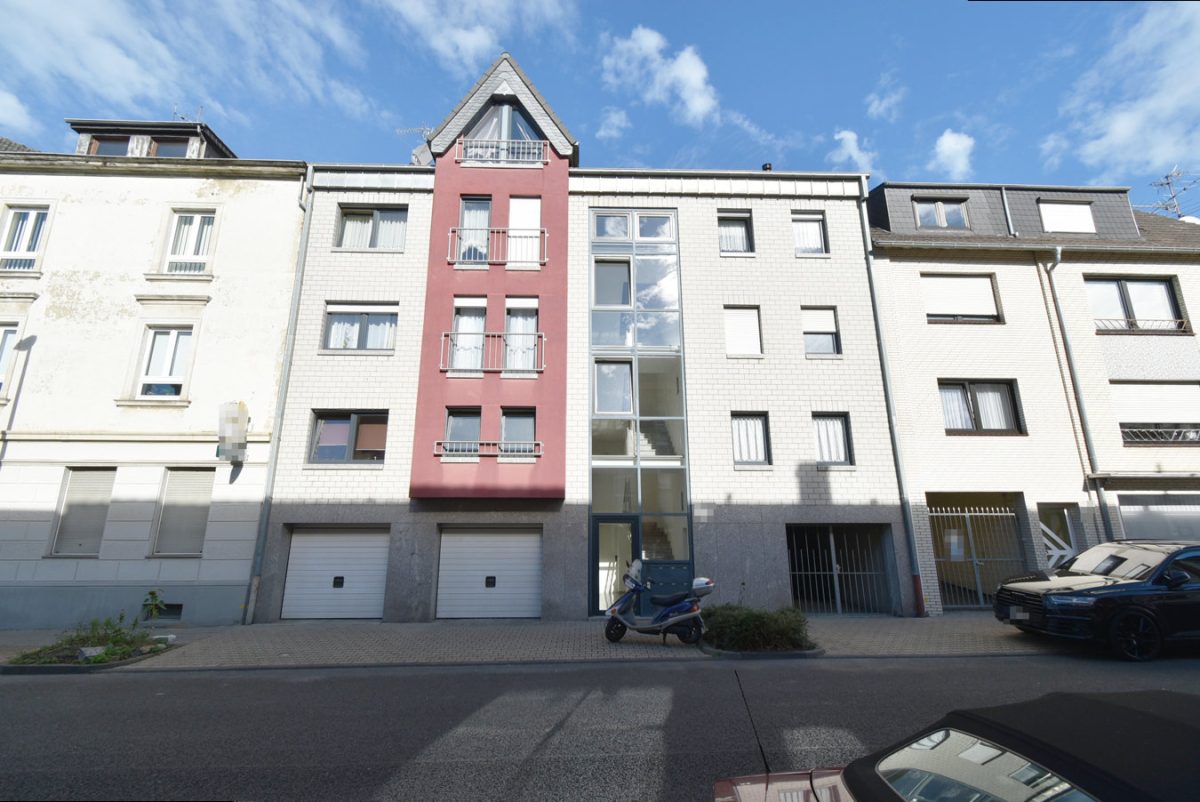 Immobilienangebot - Aachen - Renditehäuser - Öffentlich gefördertes 8 Familienhaus mit zwei Garagen, in gutem Unterhaltungszustand