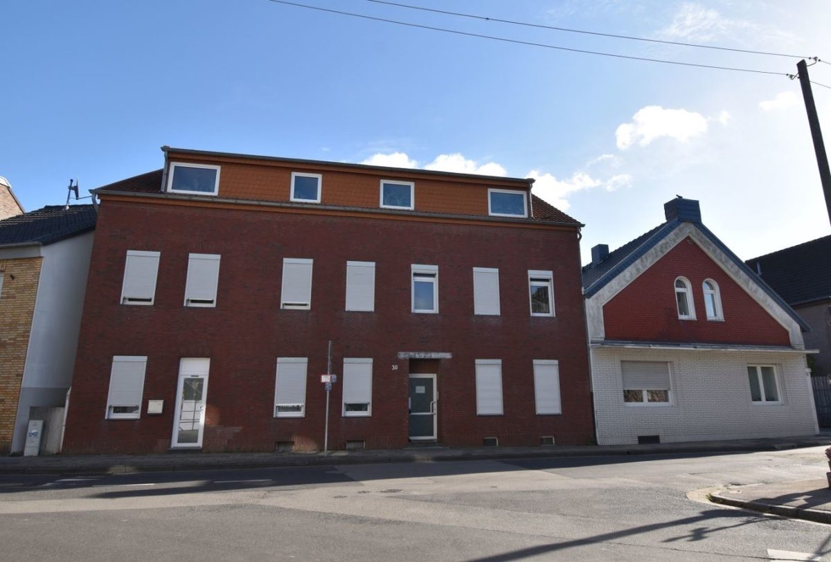 Immobilienangebot - Herzogenrath - Renditehäuser - Zwei gepflegte Mehrfamilienhäuser mit großem Garten und zahlreichen PKW-Stellplätzen in Bank