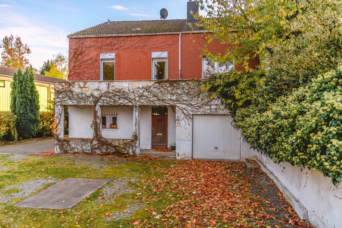Immobilienangebot - Aachen - Wohnen - Freistehendes Einfamilienhaus in zurückgezogener Lage inkl. Garagenhof und großem Grundstück