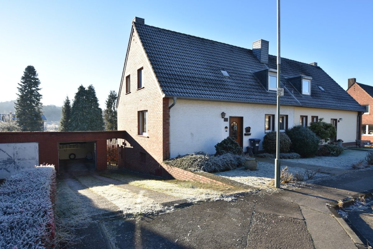 Immobilienangebot - Stolberg - Wohnen - Sanierungsbedürftiges Zweifamilienhaus mit Garage und tollem Grundstück in beliebter Wohnlage