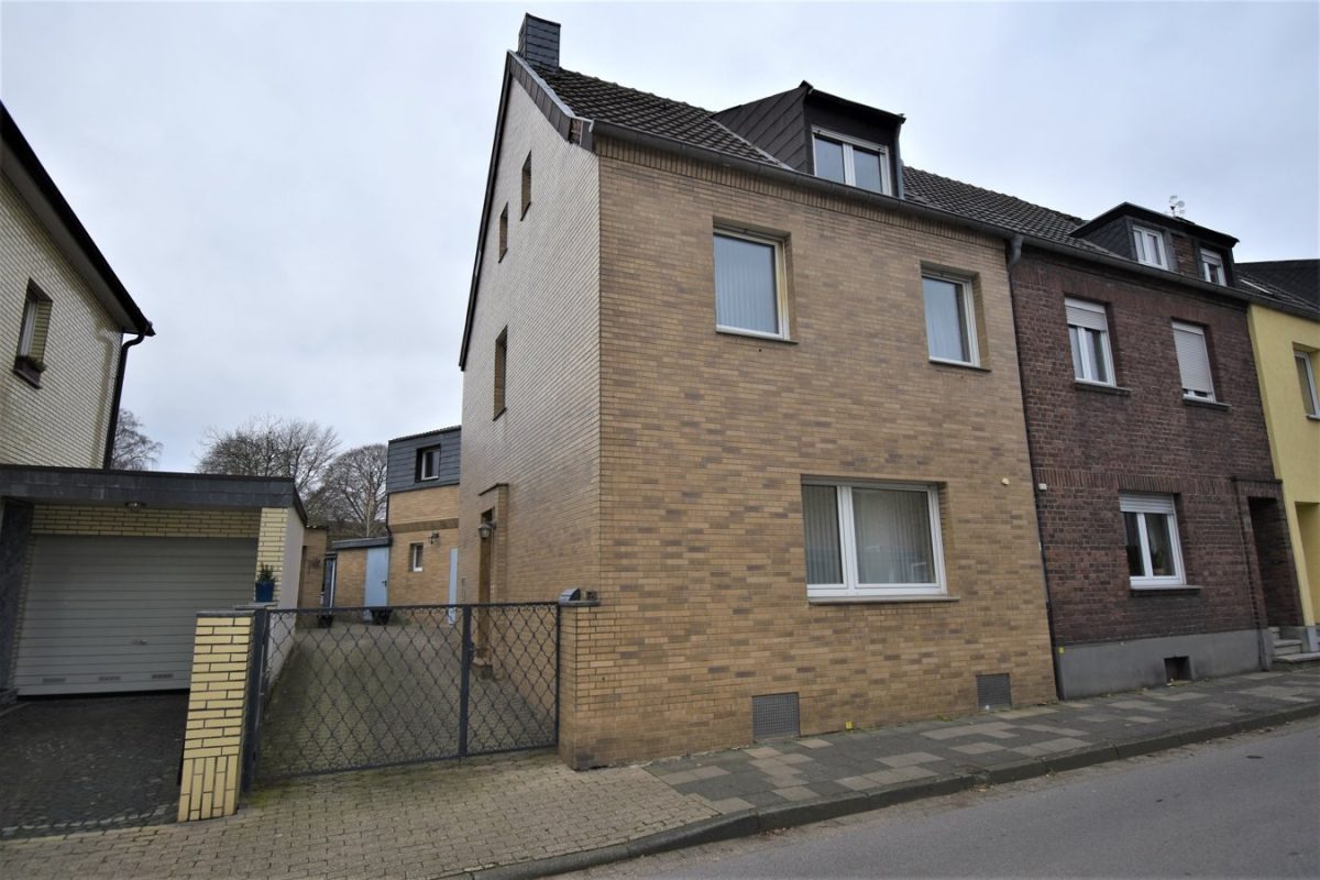Immobilienangebot - Baesweiler - Wohnen - Geräumiges Einfamilienhaus mit Garage und schönem Garten im Herzen von Baesweiler