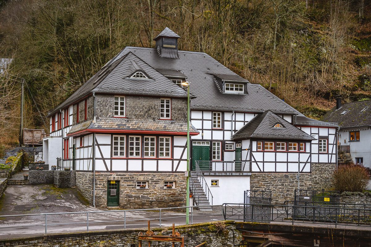 Immobilienangebot - Monschau - Renditehäuser - Historisches Fachwerkhaus mit 4 Ferienwohnungen als Kapitalanlage