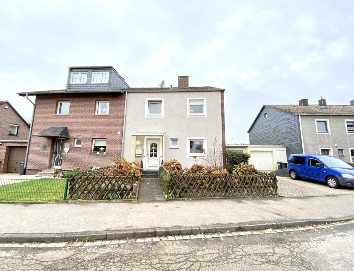 Immobilienangebot - Herzogenrath - Wohnen - Gemütliche Doppelhaushälfte mit tollem Grundstück und Garage in begehrter Kohlscheider Wohnlage