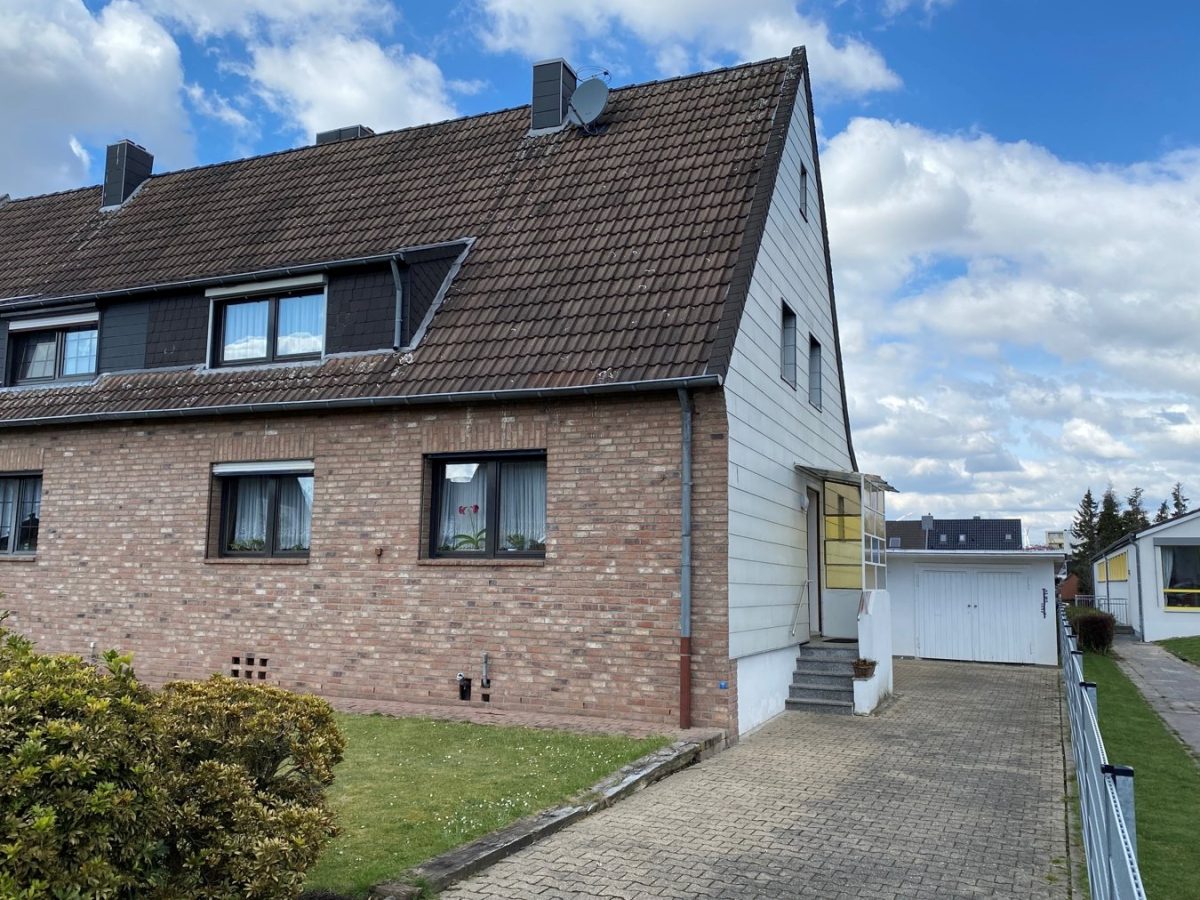 Immobilienangebot - Alsdorf - Wohnen - Gepflegte Doppelhaushälfte mit traumhaftem Garten
am Stadtrand von Alsdorf