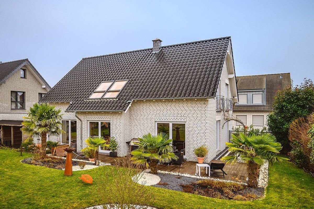Immobilienangebot - Eschweiler - Wohnen - Exklusiver Wohntraum mit Doppelgarage auf großem Grundstück mit Weitblick in ruhiger Wohnlage