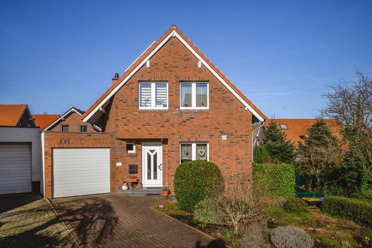 Immobilienangebot - Baesweiler - Wohnen - Freistehendes Einfamilienhaus mit Garage am Ende einer Sackgasse
