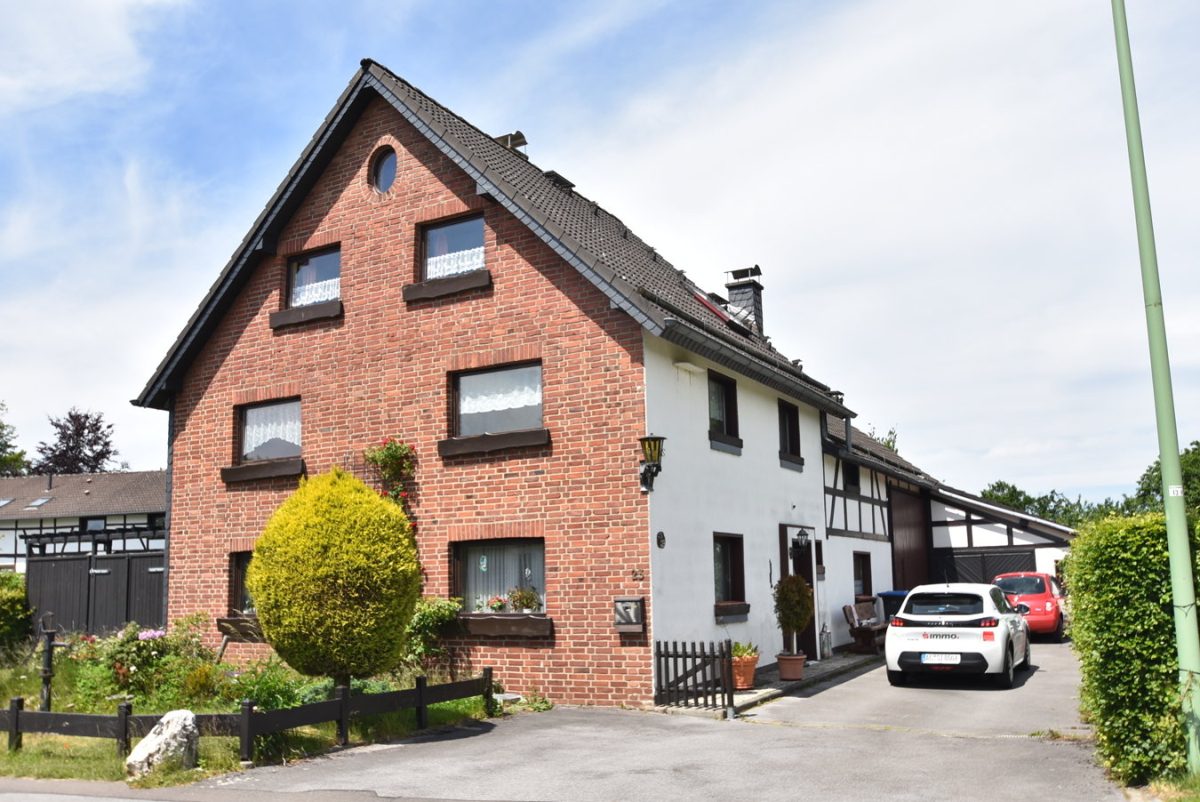Immobilienangebot - Monschau / Rohren - Wohnen - Freistehendes Einfamilienhaus mit großer Scheune und Bauparzelle in ruhiger Lage