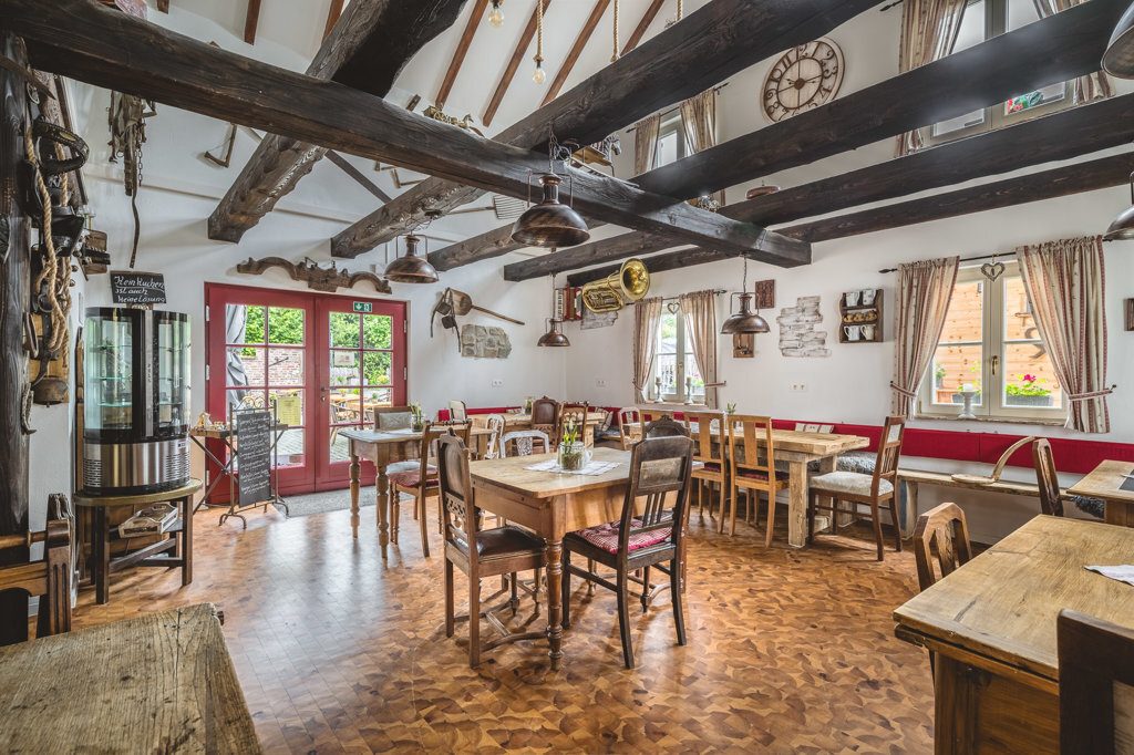 Immobilienangebot - Raeren - Renditehäuser - Unikat! Bäuerliches Café mit 5 neuwertigen 
Wohneinheiten und Traumgrundstück in Raeren