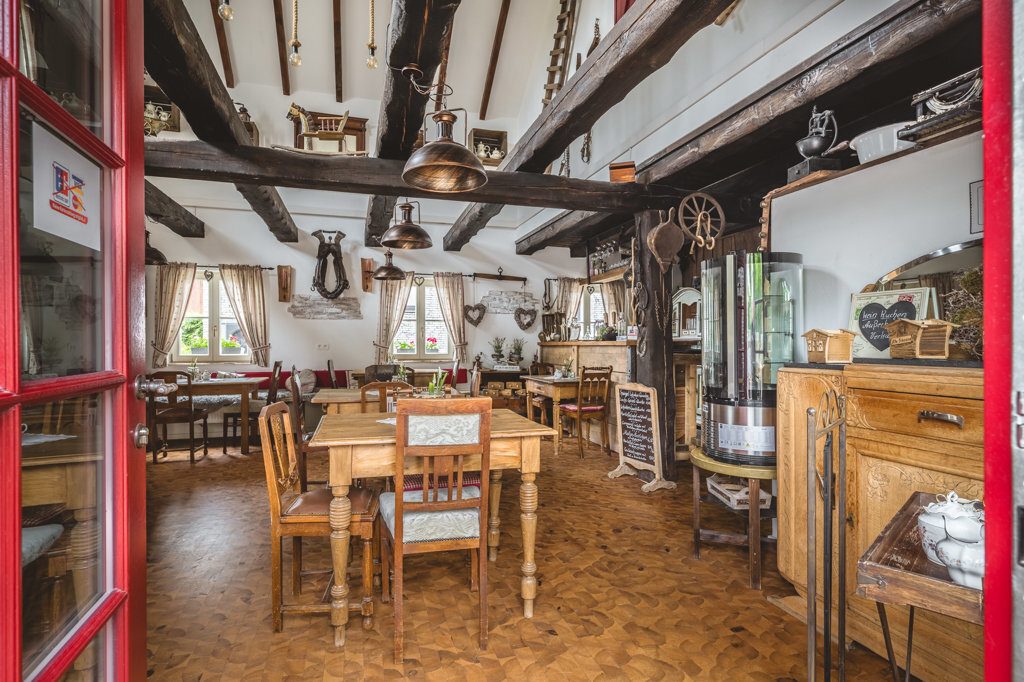 Immobilienangebot - Raeren - Renditehäuser - Unikat! Bäuerliches Café mit 5 neuwertigen 
Wohneinheiten und Traumgrundstück in Raeren