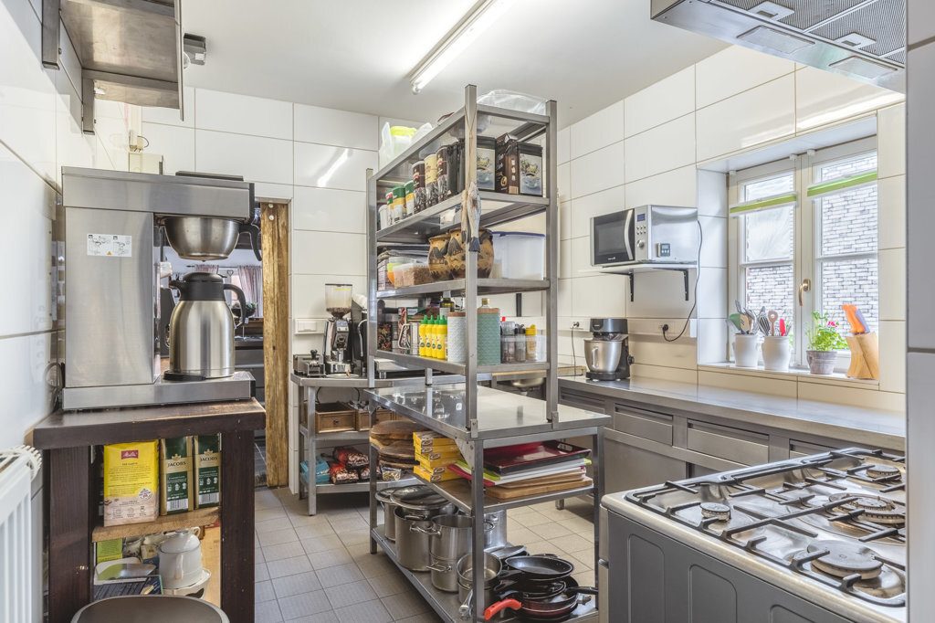 Immobilienangebot - Raeren - Renditehäuser - Unikat! Bäuerliches Café mit 5 neuwertigen 
Wohneinheiten und Traumgrundstück in Raeren