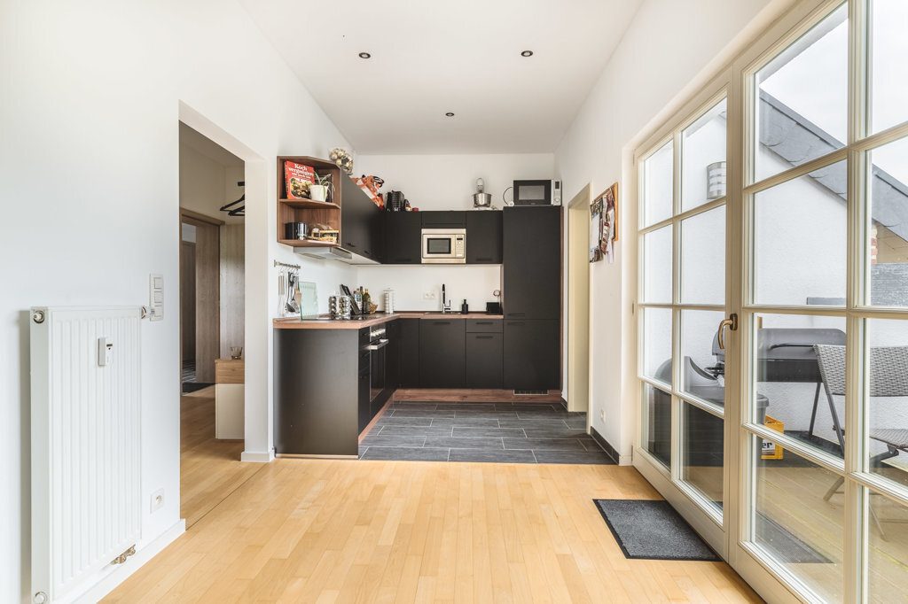 Immobilienangebot - Raeren - Renditehäuser - Unikat! Bäuerliches Café mit 5 neuwertigen 
Wohneinheiten und Traumgrundstück in Raeren