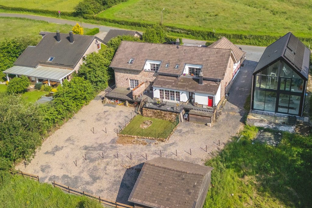 Immobilienangebot - Raeren - Renditehäuser - Unikat! Bäuerliches Café mit 5 neuwertigen 
Wohneinheiten und Traumgrundstück in Raeren