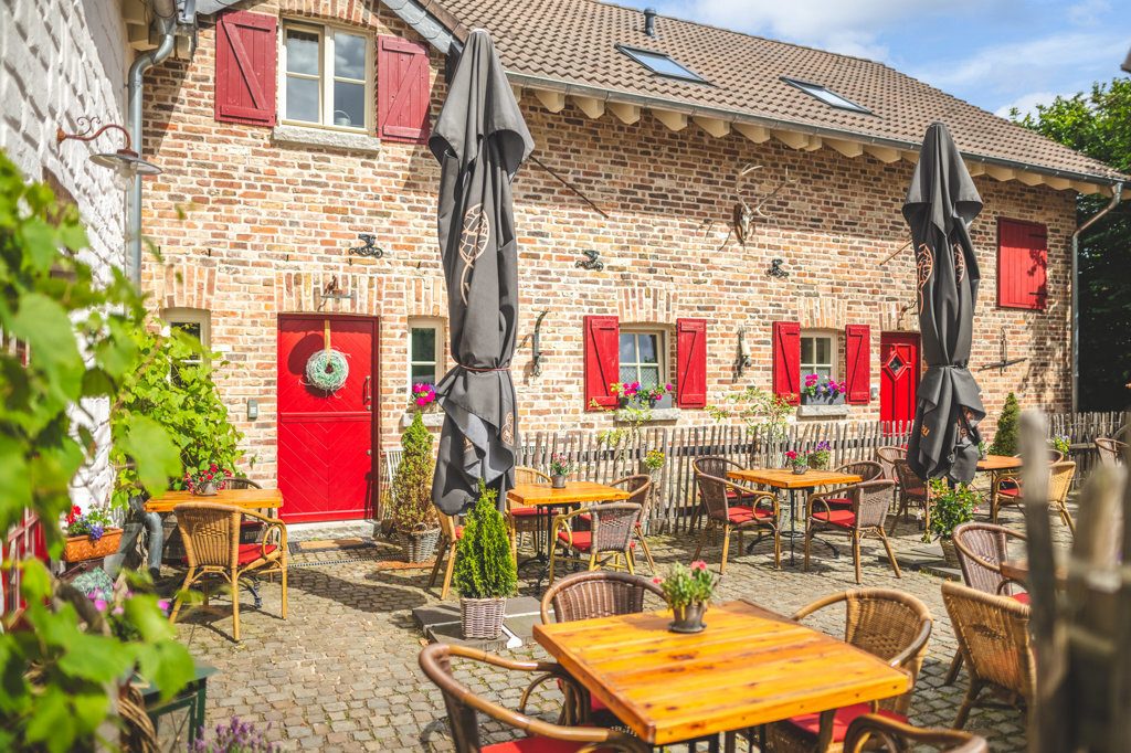 Immobilienangebot - Raeren - Renditehäuser - Unikat! Bäuerliches Café mit 5 neuwertigen 
Wohneinheiten und Traumgrundstück in Raeren