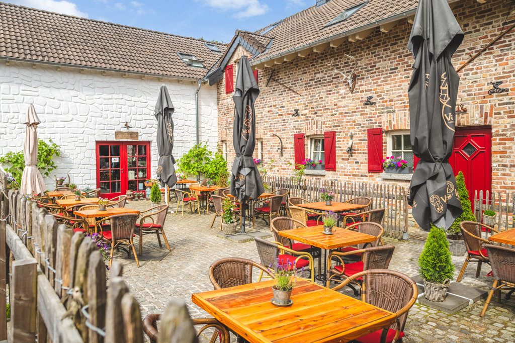 Immobilienangebot - Raeren - Renditehäuser - Unikat! Bäuerliches Café mit 5 neuwertigen 
Wohneinheiten und Traumgrundstück in Raeren