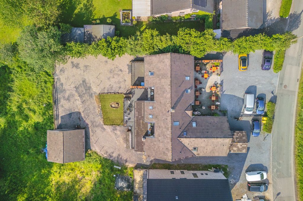 Immobilienangebot - Raeren - Renditehäuser - Unikat! Bäuerliches Café mit 5 neuwertigen 
Wohneinheiten und Traumgrundstück in Raeren