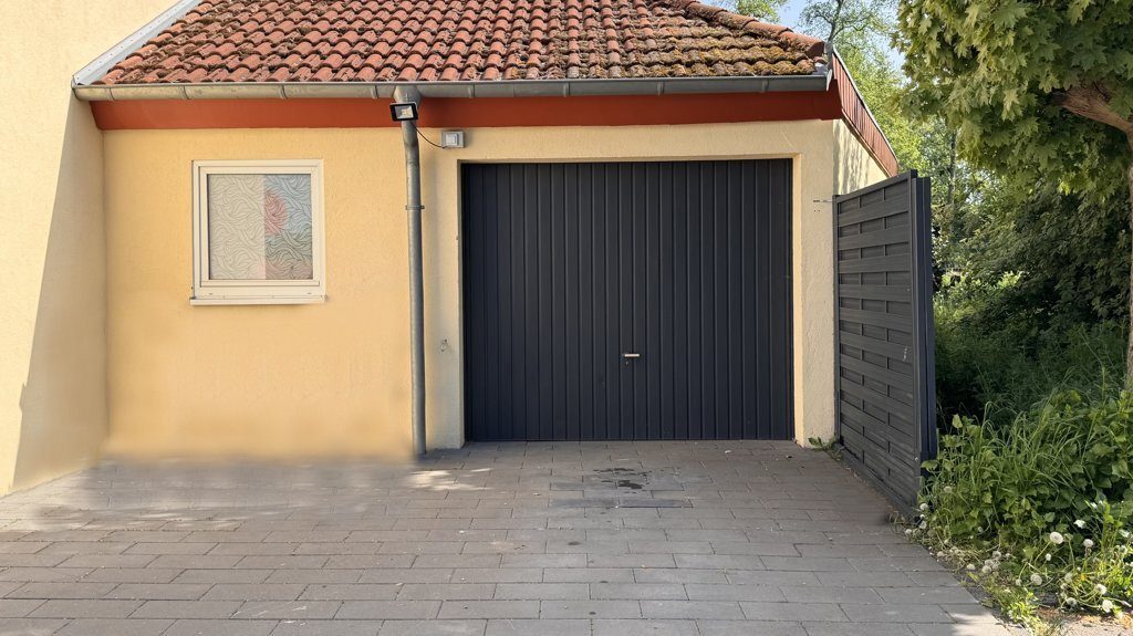 Immobilienangebot - Alsdorf - Wohnen - Solide Kapitalanlage!
Langjährig vermietete Doppelhaushälfte
in ruhiger und zentraler Lage