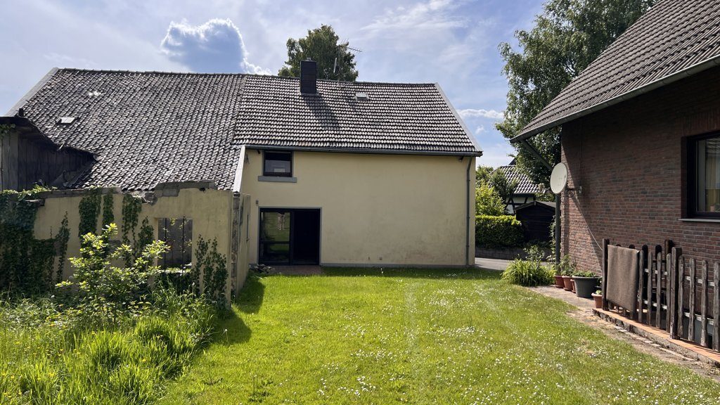 Immobilienangebot - Aachen - Wohnen - Handwerker gesucht!
Sanierungsbedürftiges Einfamilienhaus 
mit sonnigem Grundstück in idyllischer Lage