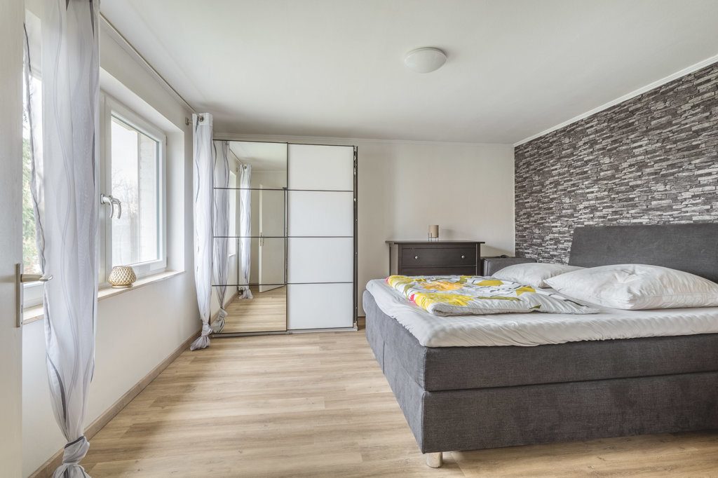 Immobilienangebot - Baesweiler - Wohnen - Renoviertes Einfamilienhaus mit Traumgrundstück im Stadtzentrum