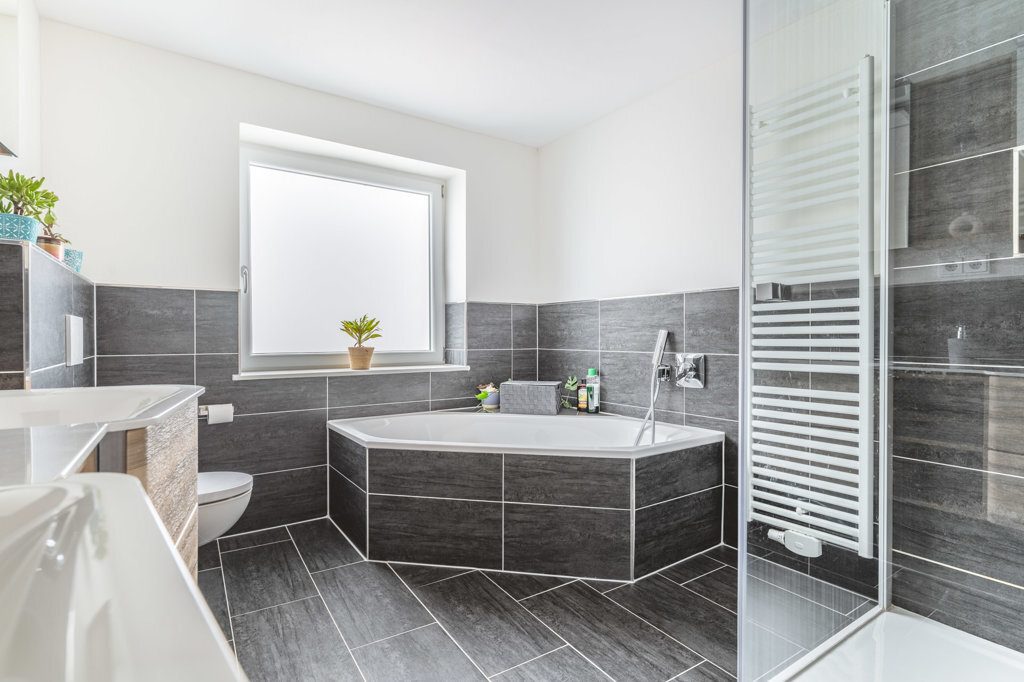 Immobilienangebot - Baesweiler - Wohnen - Renoviertes Einfamilienhaus mit Traumgrundstück im Stadtzentrum