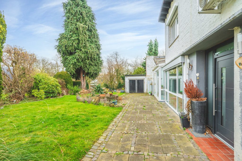 Immobilienangebot - Baesweiler - Wohnen - Renoviertes Einfamilienhaus mit Traumgrundstück im Stadtzentrum