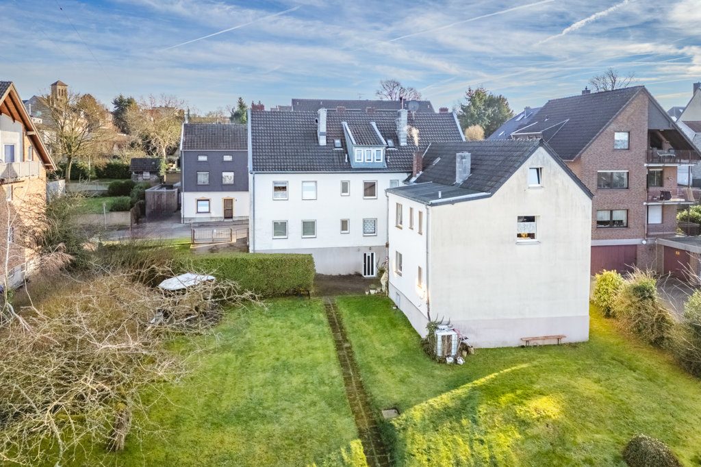 Immobilienangebot - Stolberg (Rheinland) - Renditehäuser - Große Bauparzelle und ein teilweise vermietetes 8 Familienhaus in guter Lage von Stolberg Donnerberg