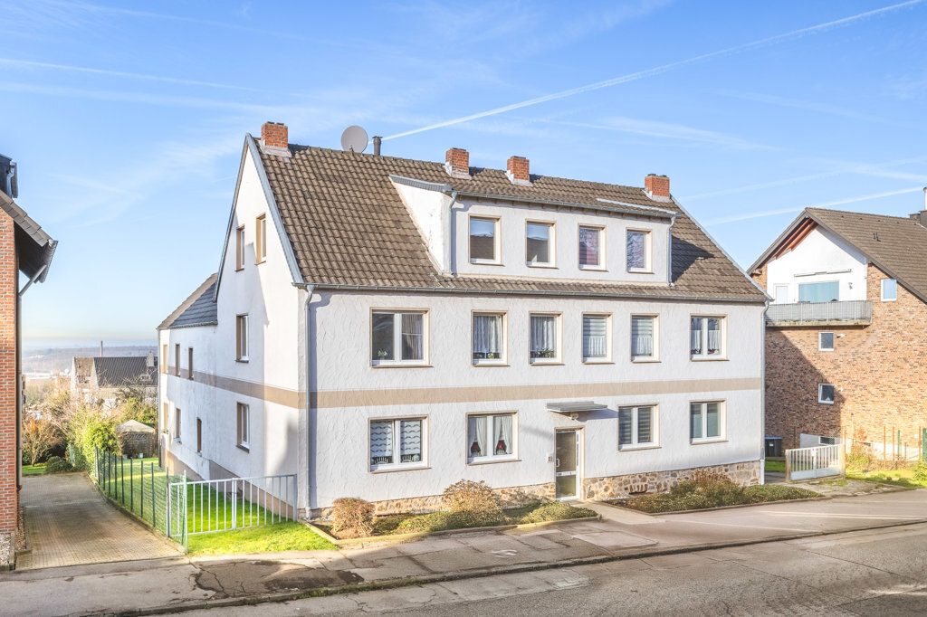 Immobilienangebot - Stolberg (Rheinland) - Renditehäuser - Große Bauparzelle und ein teilweise vermietetes 8 Familienhaus in guter Lage von Stolberg Donnerberg