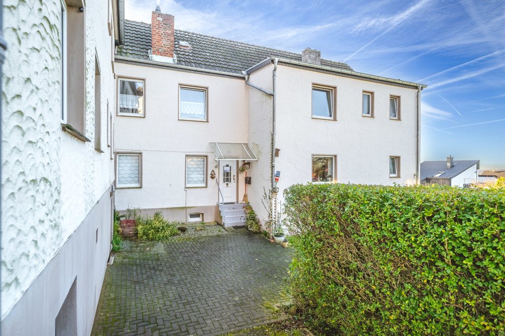 Immobilienangebot - Stolberg (Rheinland) - Renditehäuser - Große Bauparzelle und ein teilweise vermietetes 8 Familienhaus in guter Lage von Stolberg Donnerberg
