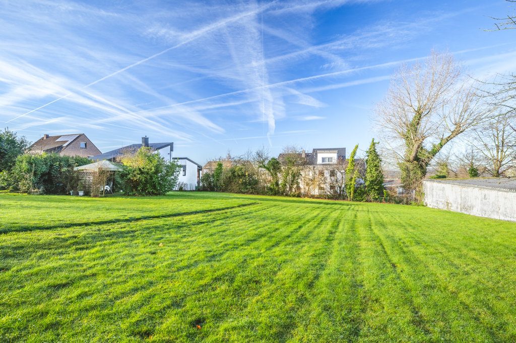 Immobilienangebot - Stolberg (Rheinland) - Renditehäuser - Große Bauparzelle und ein teilweise vermietetes 8 Familienhaus in guter Lage von Stolberg Donnerberg