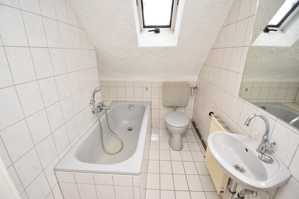 Immobilienangebot - Stolberg (Rheinland) - Renditehäuser - Große Bauparzelle und ein teilweise vermietetes 8 Familienhaus in guter Lage von Stolberg Donnerberg