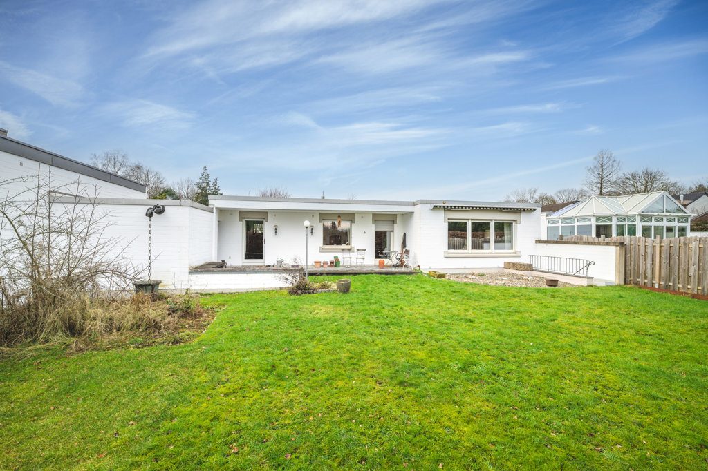 Immobilienangebot - Aachen - Wohnen - Attraktiver Winkelbungalow mit großem Grundstück in Laurensberg