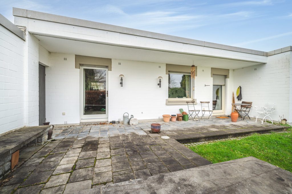Immobilienangebot - Aachen - Wohnen - Attraktiver Winkelbungalow mit großem Grundstück in Laurensberg