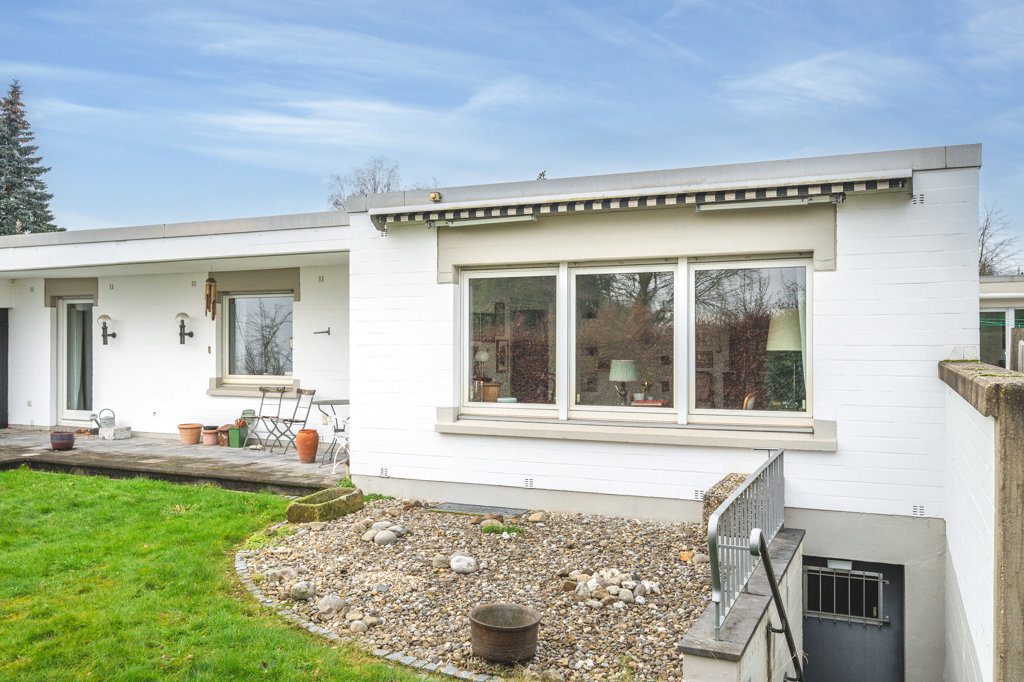 Immobilienangebot - Aachen - Wohnen - Attraktiver Winkelbungalow mit großem Grundstück in Laurensberg