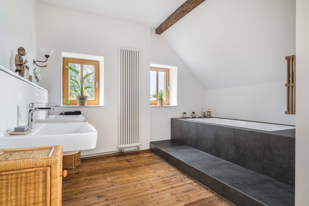 Immobilienangebot - Aachen - Wohnen - Stilsicher sanierte Hofanlage mit 2 Wohnhäusern und großen Stallungen