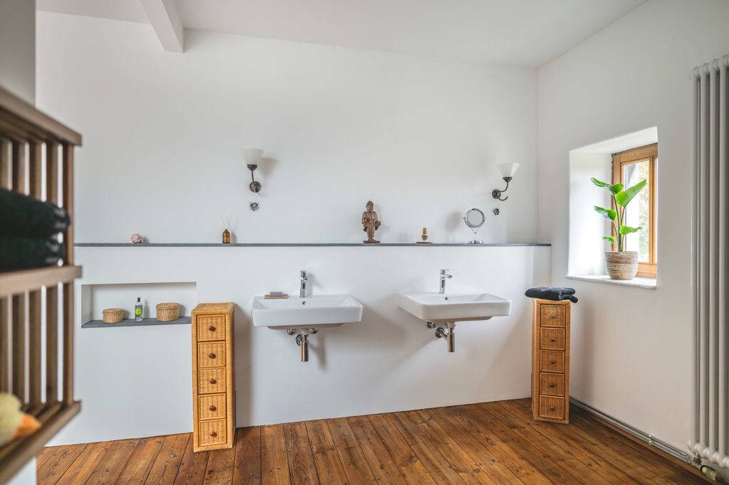 Immobilienangebot - Aachen - Wohnen - Stilsicher sanierte Hofanlage mit 2 Wohnhäusern und großen Stallungen