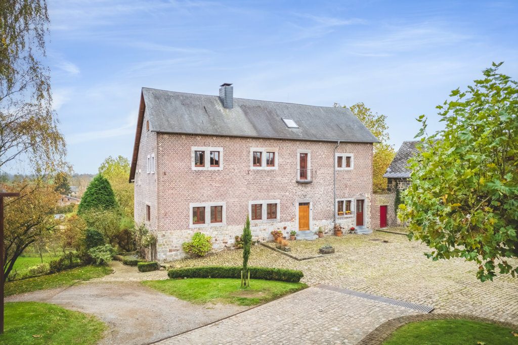 Immobilienangebot - Aachen - Wohnen - Stilsicher sanierte Hofanlage mit 2 Wohnhäusern und großen Stallungen