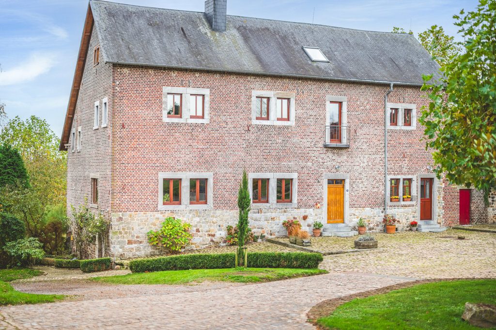 Immobilienangebot - Aachen - Wohnen - Stilsicher sanierte Hofanlage mit 2 Wohnhäusern und großen Stallungen