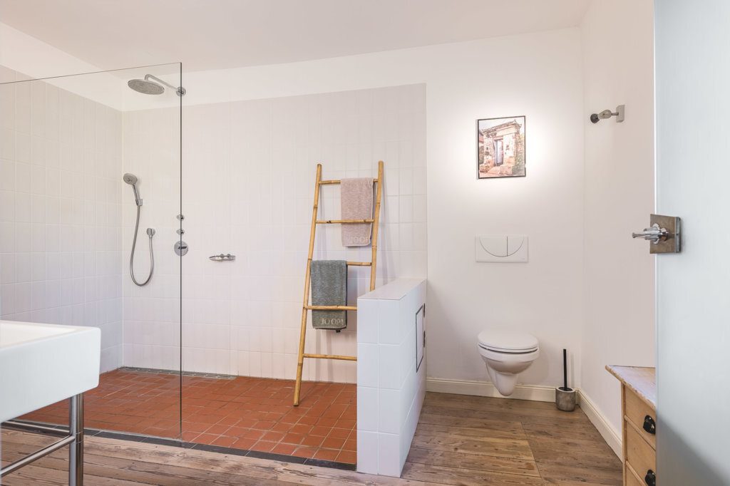 Immobilienangebot - Aachen - Wohnen - Stilsicher sanierte Hofanlage mit 2 Wohnhäusern und großen Stallungen