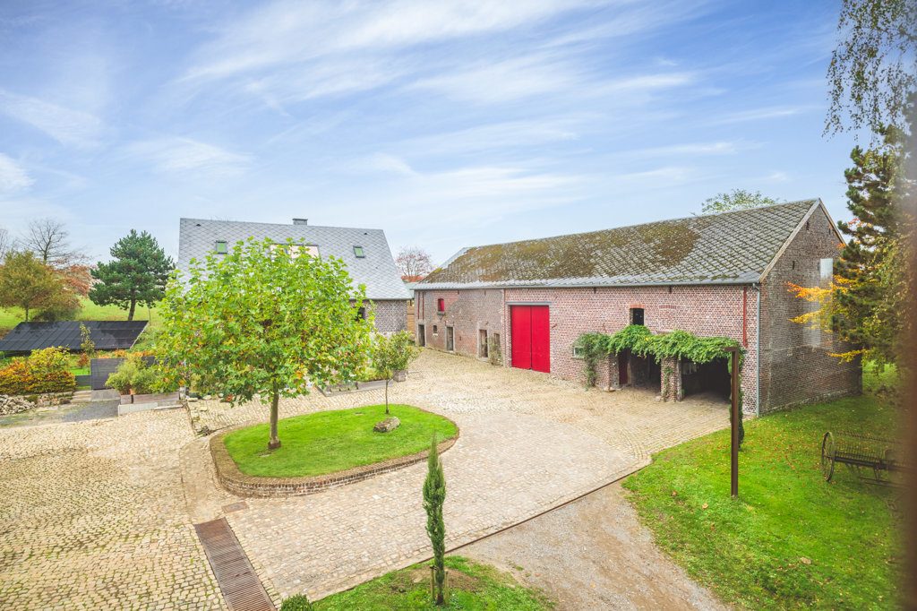 Immobilienangebot - Aachen - Wohnen - Stilsicher sanierte Hofanlage mit 2 Wohnhäusern und großen Stallungen