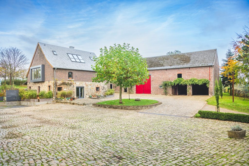 Immobilienangebot - Aachen - Wohnen - Stilsicher sanierte Hofanlage mit 2 Wohnhäusern und großen Stallungen