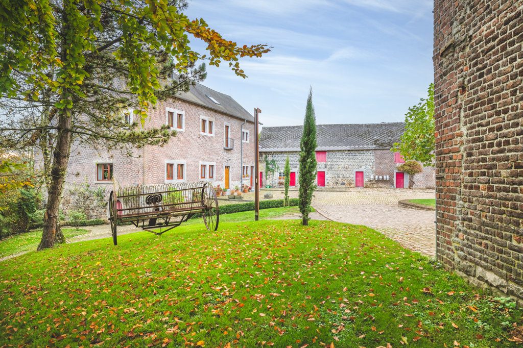 Immobilienangebot - Aachen - Wohnen - Stilsicher sanierte Hofanlage mit 2 Wohnhäusern und großen Stallungen