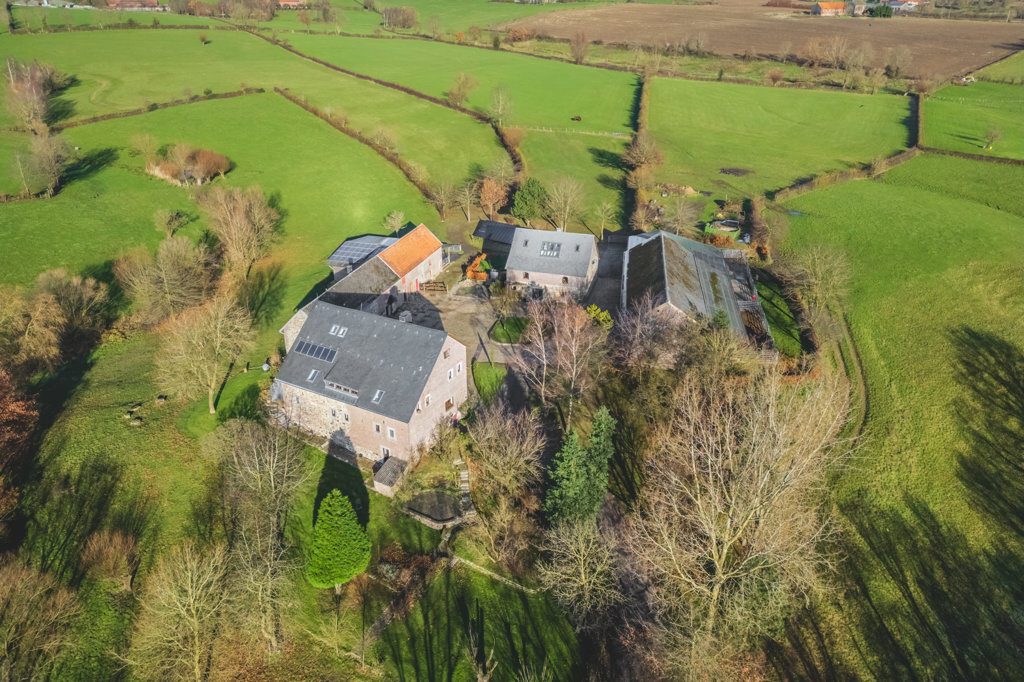 Immobilienangebot - Aachen - Wohnen - Stilsicher sanierte Hofanlage mit 2 Wohnhäusern und großen Stallungen