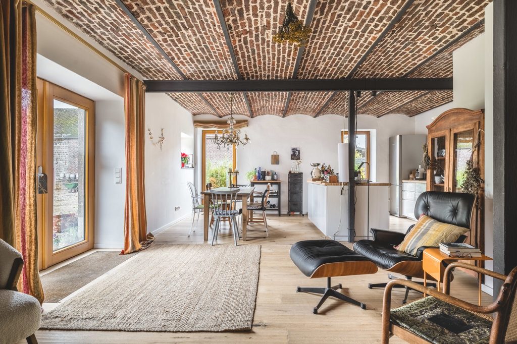 Immobilienangebot - Aachen - Wohnen - Stilsicher sanierte Hofanlage mit 2 Wohnhäusern und großen Stallungen