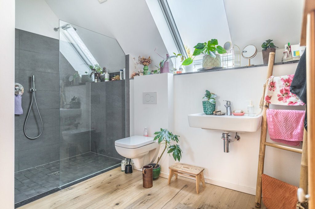 Immobilienangebot - Aachen - Wohnen - Stilsicher sanierte Hofanlage mit 2 Wohnhäusern und großen Stallungen